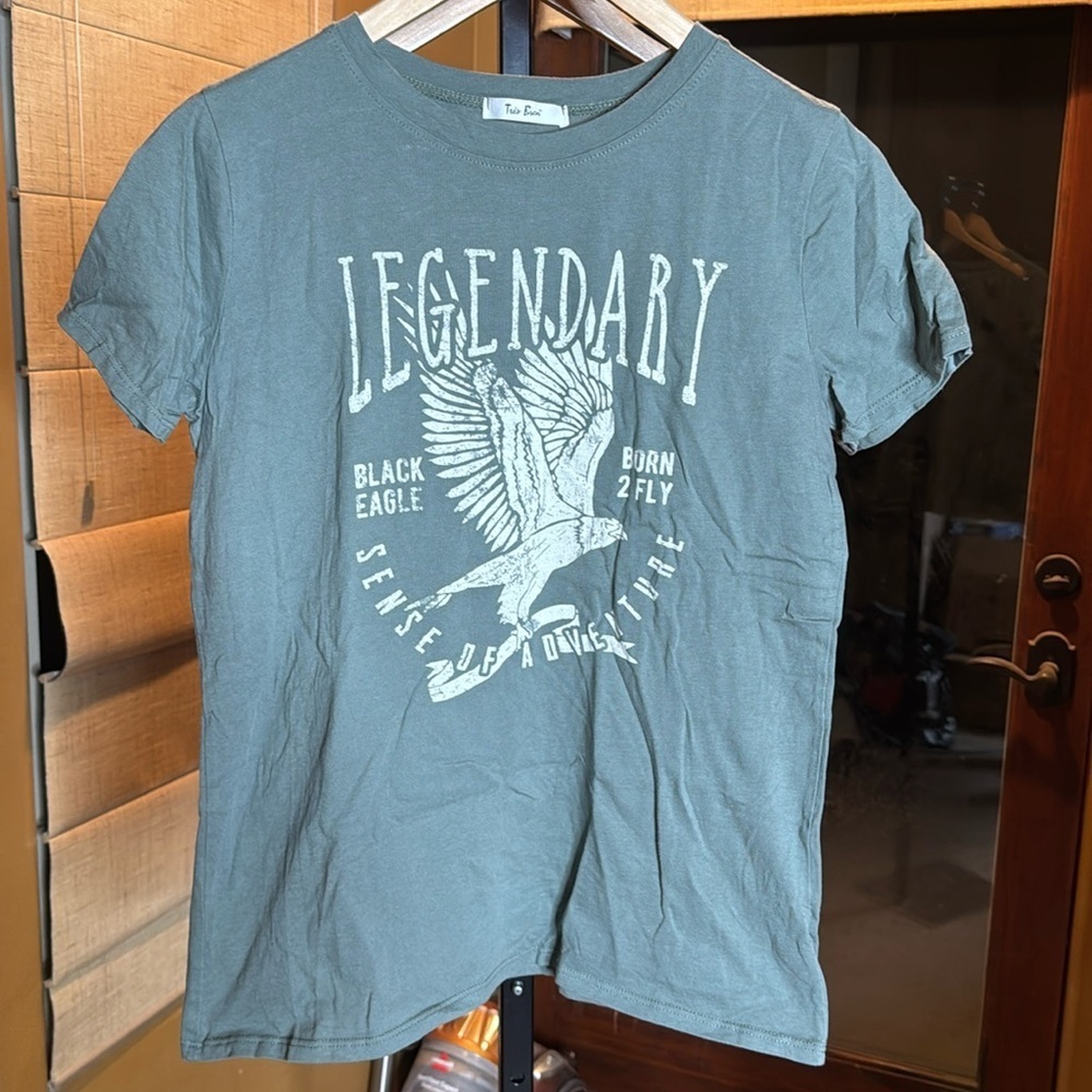 Tres Bien Legendary Sense of Adventure Black Eagle Born 2 Fly Green Tee Sz Small